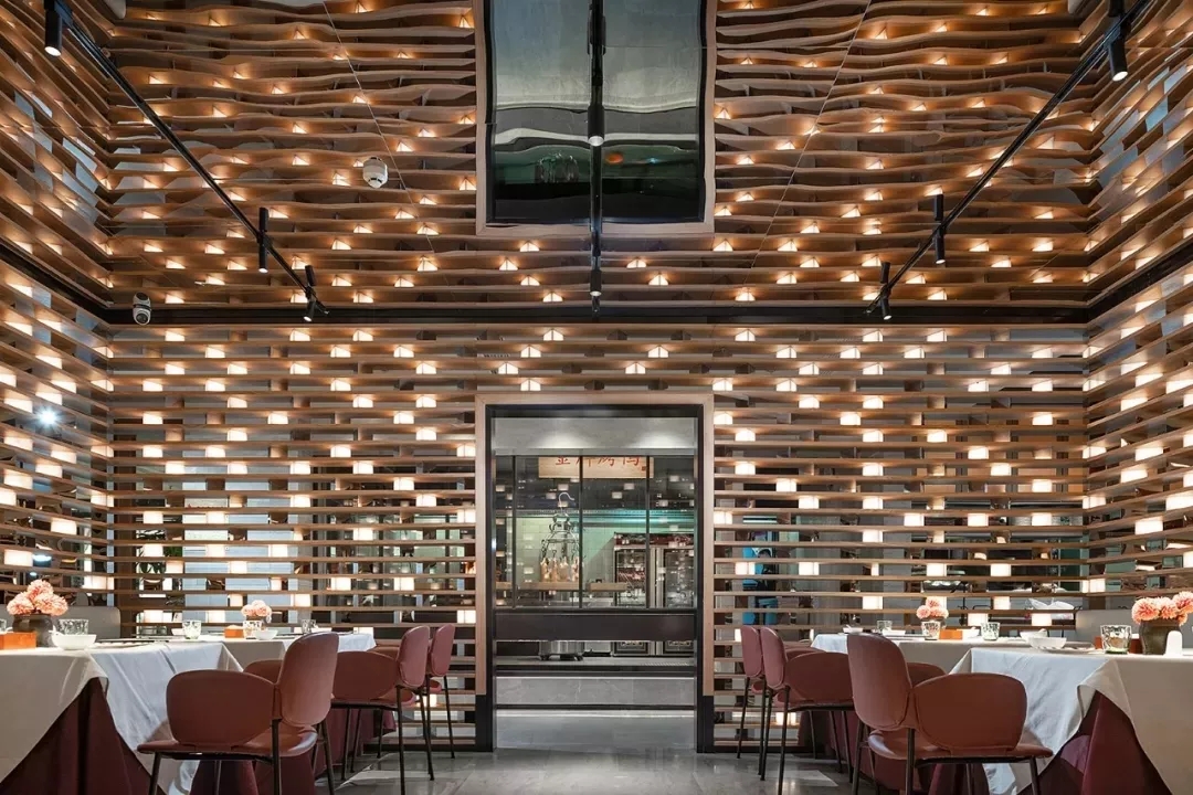 叠彩大鸭梨烤鸭店以全新的餐饮空间设计，冲破品牌桎梏，重塑品牌形象