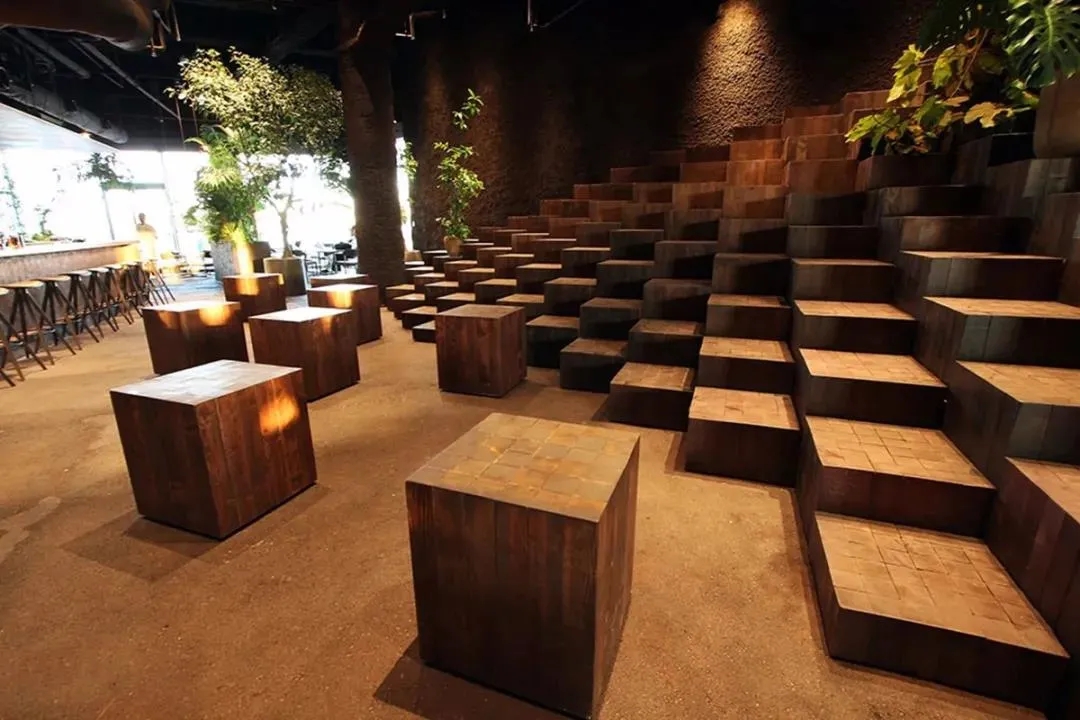 叠彩这个日本餐饮空间设计，带你来到热带丛林